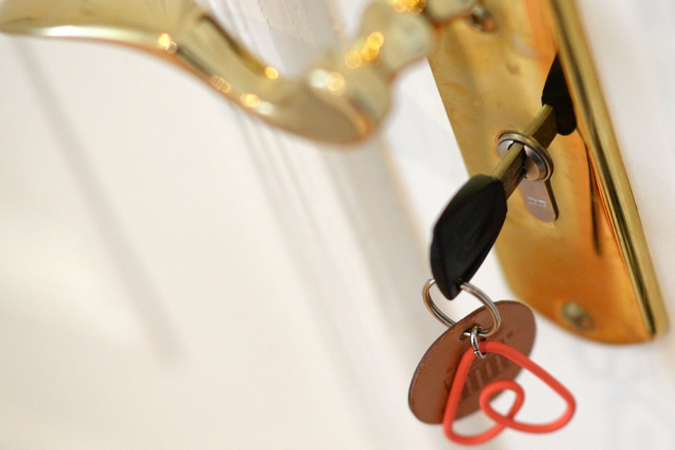 Kleines Mädchen (3) schließt sich im Bad ein: Feuerwehrmann wird zum Retter