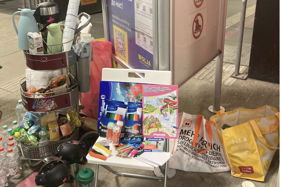 Tee, Essen und Spielsachen für die Kinder stehen für die Flüchtlinge am Gleis am Stuttgarter Hauptbahnhof bereit.