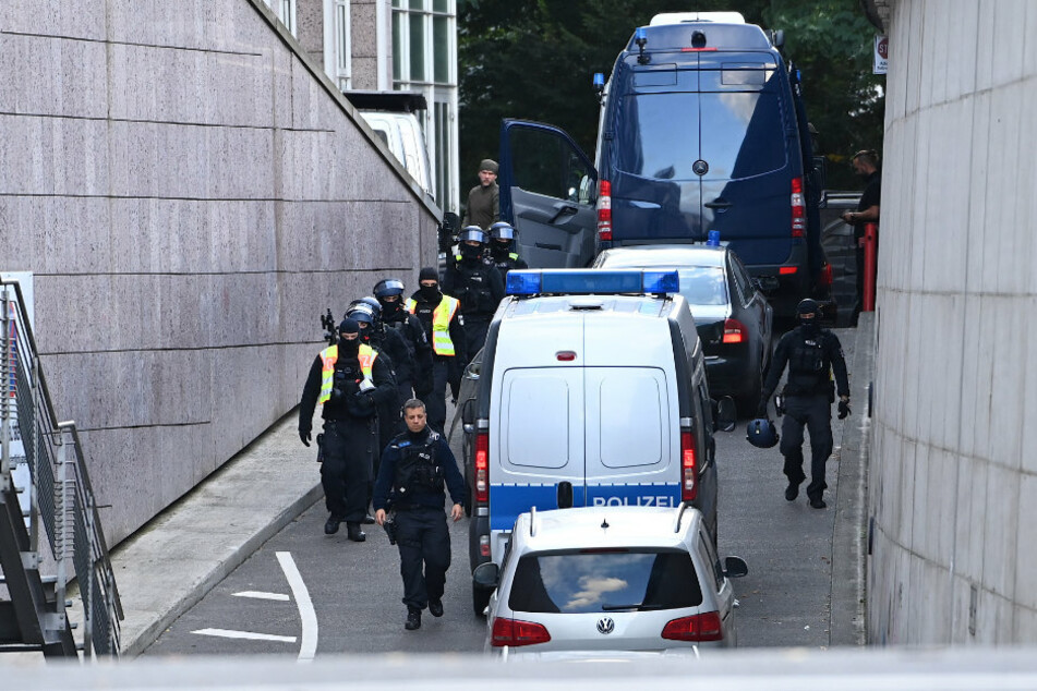 Einsatzkräfte der Polizei stehen bei einem Einsatz in der Bahnhofstraße vor dem "Forum Köpenick".