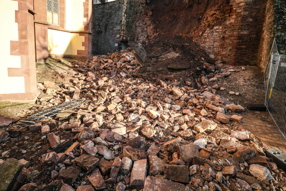 In der Wertheimer Altstadt war ein Teil der historischen Mauer im Jahr 2019 eingestürzt. (Archivbild)