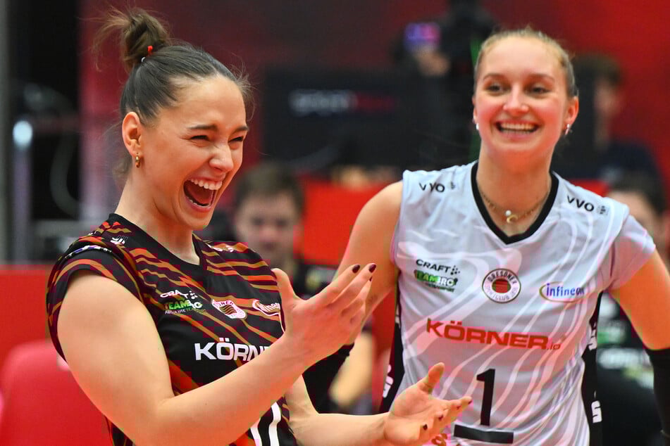Auch Lorena Lorber Fijok (23, l.) und Kapitänin Patricia Nestler (24, r.) bejubelten das Weiterkommen.