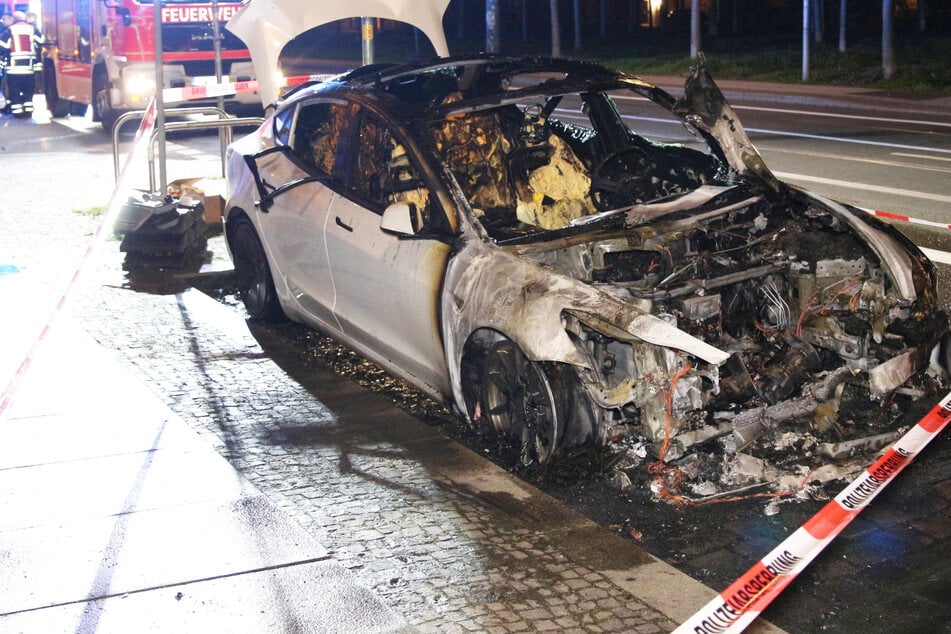 Leipzig: Fünfstelliger Schaden! Tesla im Leipziger Osten abgefackelt