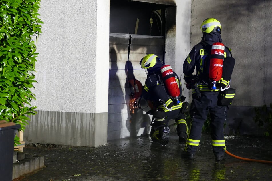 Nachdem der Brand gelöscht war, verschaffte sich die Feuerwehr Zugang zu der Garage.