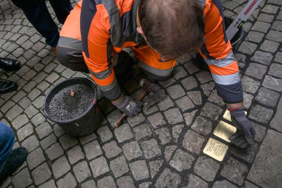 In Zeitz wurden nach der Entwendung bereits drei neue Stolpersteine verlegt.