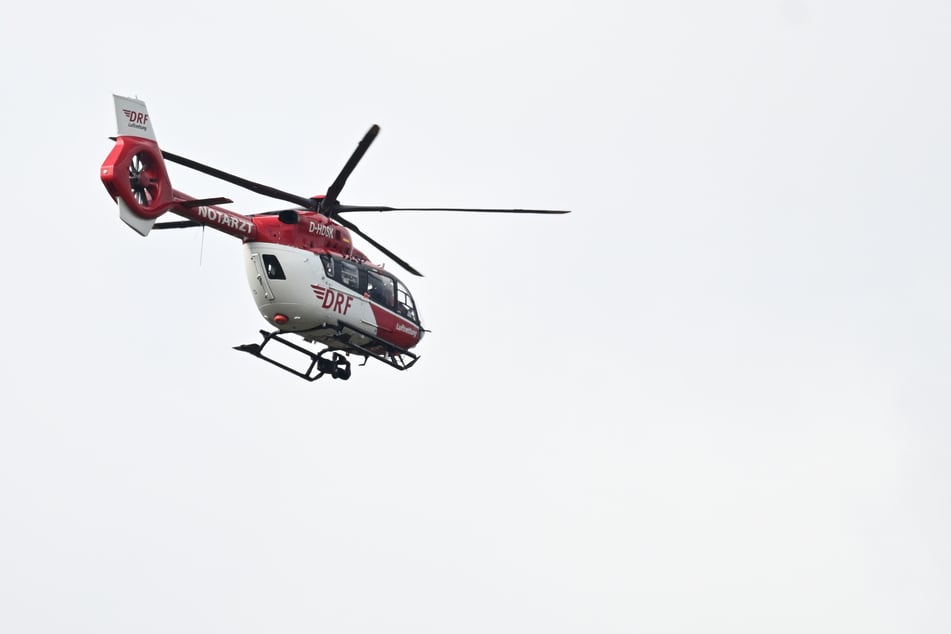 Mit einem Rettungshubschrauber wurde der 29-Jährige in eine Spezialklinik gebracht. (Symbolbild)