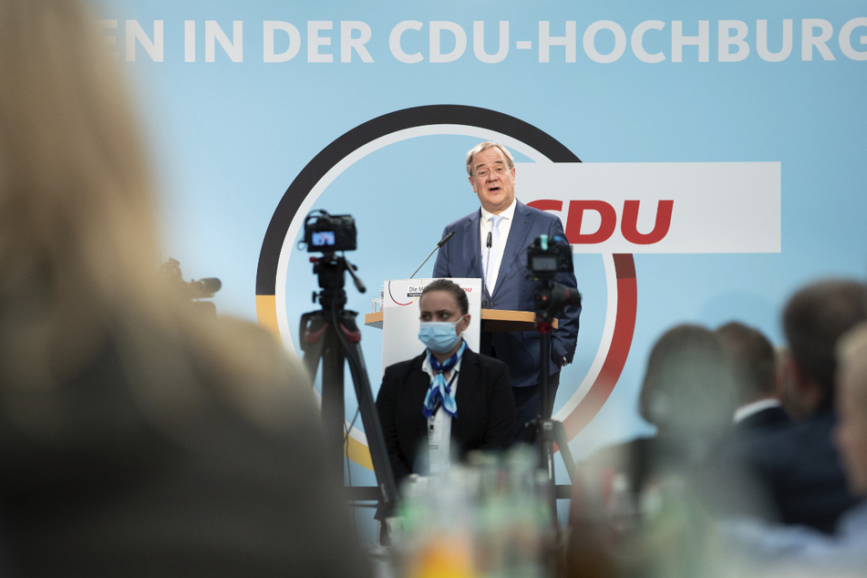 Armin Laschet (60, CDU) wich nach dem Vorfall von seinem Manuskript ab und traf damit den Nerv der Zuhörer.