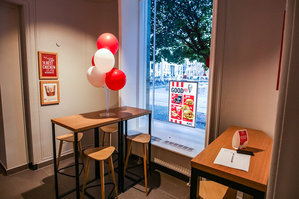 Das Dresdner KFC bietet derzeit nur Sitzplätze im Innenbereich für etwa 40 Gäste. Draußen sollen Tische mit insgesamt 50 weiteren Plätzen folgen.