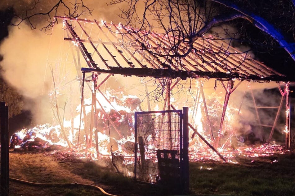 Scheune voller Stroh brennt lichterloh