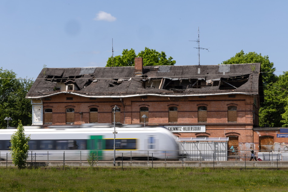 Der Bahnhof Hilbersdorf mit seinem maroden Dach.