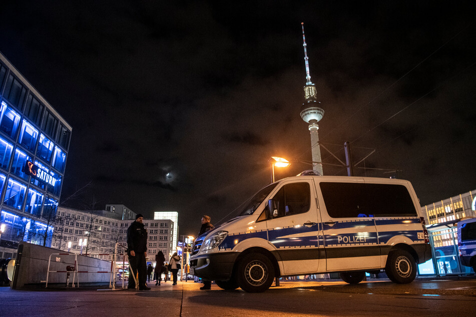 Als der Zeuge helfen wollte, entfernten sich die Angreifer laut Polizei in Richtung Alexanderplatz. (Archivbild)