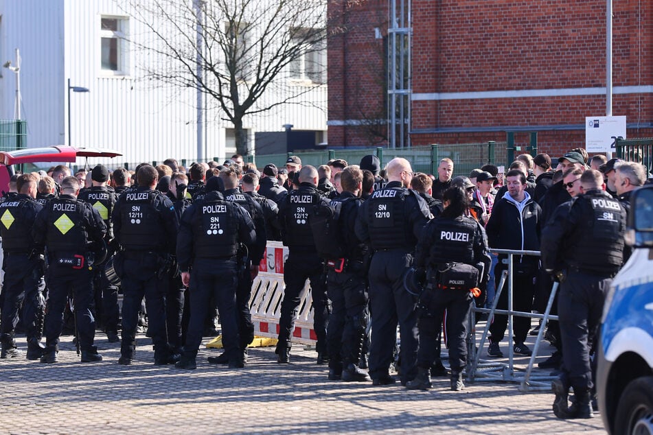 Die Polizei hat den Einlass abgesichert.