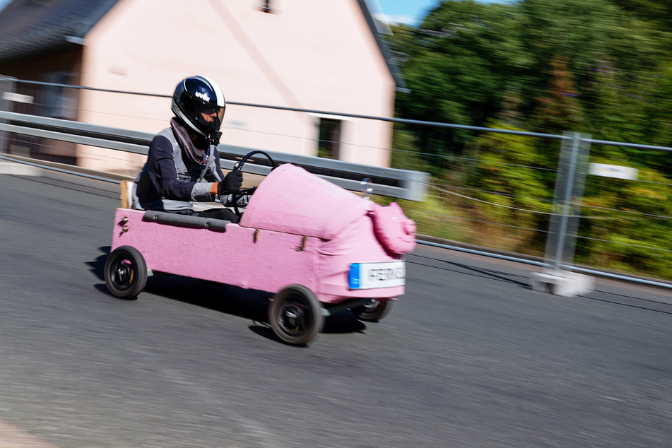 Klein, rosa und unfassbar schnell: Kurzzeitig sicherte sich das "Ferkeltaxi" von Dresdner Rico Krug sogar den Spitzenplatz.
