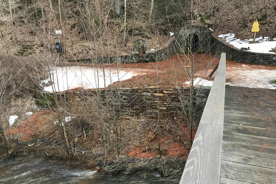 Der Bergwerkschacht Alexisbad grenzt direkt an den Fluss Selke an.
