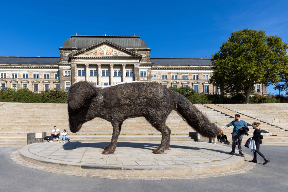 Bewacht er unser Geld? František Skálas (66) gigantische Hundeskulptur "Vulpes Gott" steht jetzt vor dem Finanzministerium.