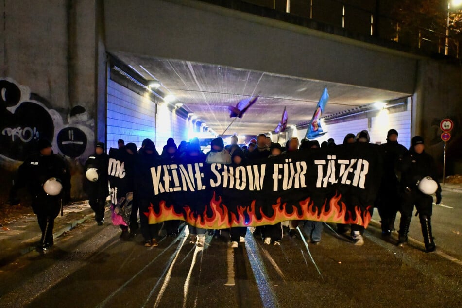 Die Demonstranten trafen sich an der S-Bahn-Station Stellingen und liefen bis zur Barclays Arena.