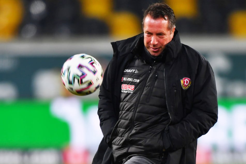 Markus Kauczinski (50) bleibt mit Dynamo am Ball. In Duisburg will der Trainer mit seiner Mannschaft nachlegen.