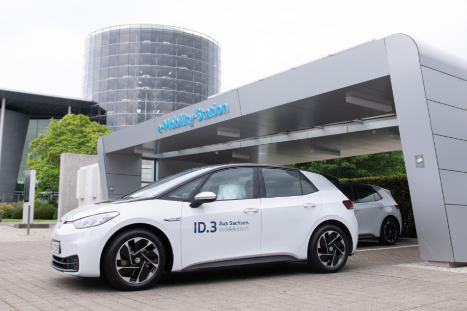 Dresden: Ein VW ID.3 fährt anlässlich der Erweiterung eines Ladeparks für Elektroautos vor der Gläsernen Volkswagen-Manufaktur entlang.