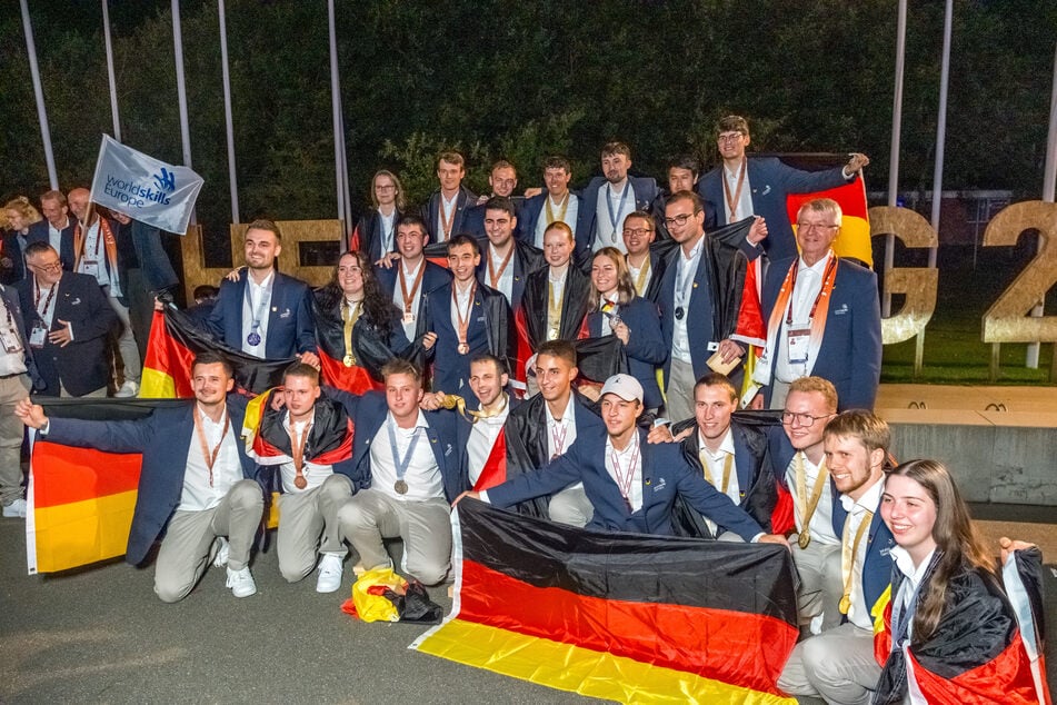 Después de la ceremonia de premiación, los ganadores de medallas celebraron sus merecidos éxitos.