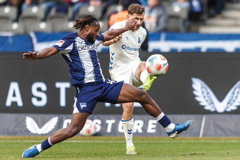 Deyovaisio Zeefuik (l.) und Alexander Nollenberger haben sich im ersten Durchgang auf ihrer Seite immer wieder intensive Duelle geliefert.