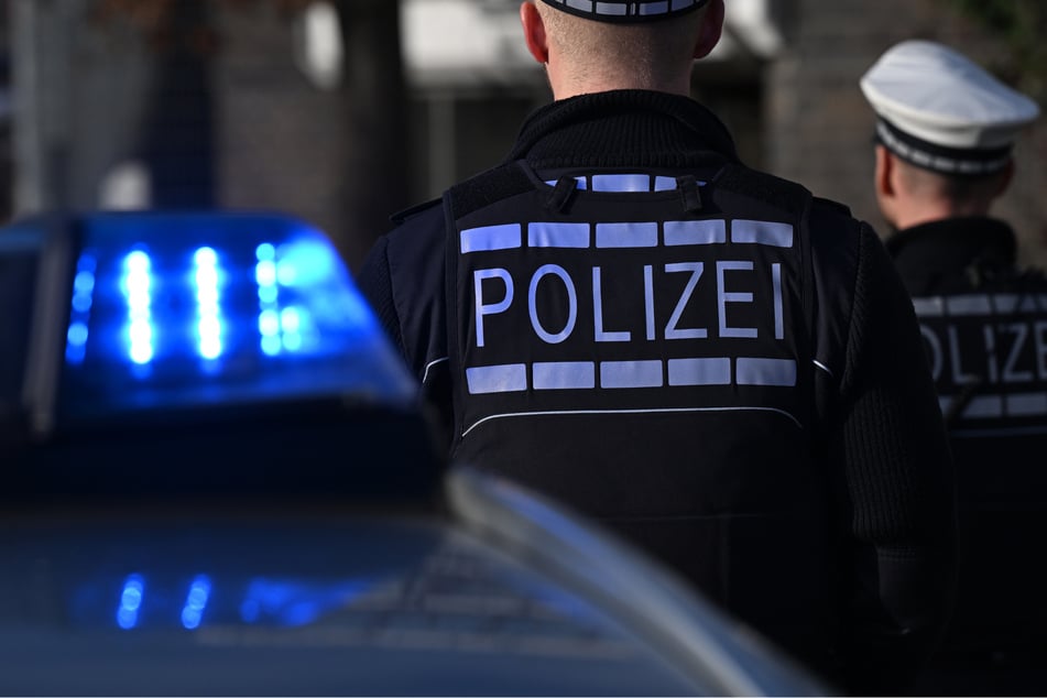 Die Beamten trafen die mutmaßlichen Täter vor Ort an. (Symbolfoto)