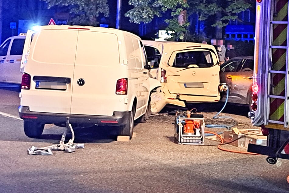Auf der Nymphenburger Straße ist es in München in der Nacht auf den heutigen Sonntag zu einem folgenschweren Unfall gekommen.