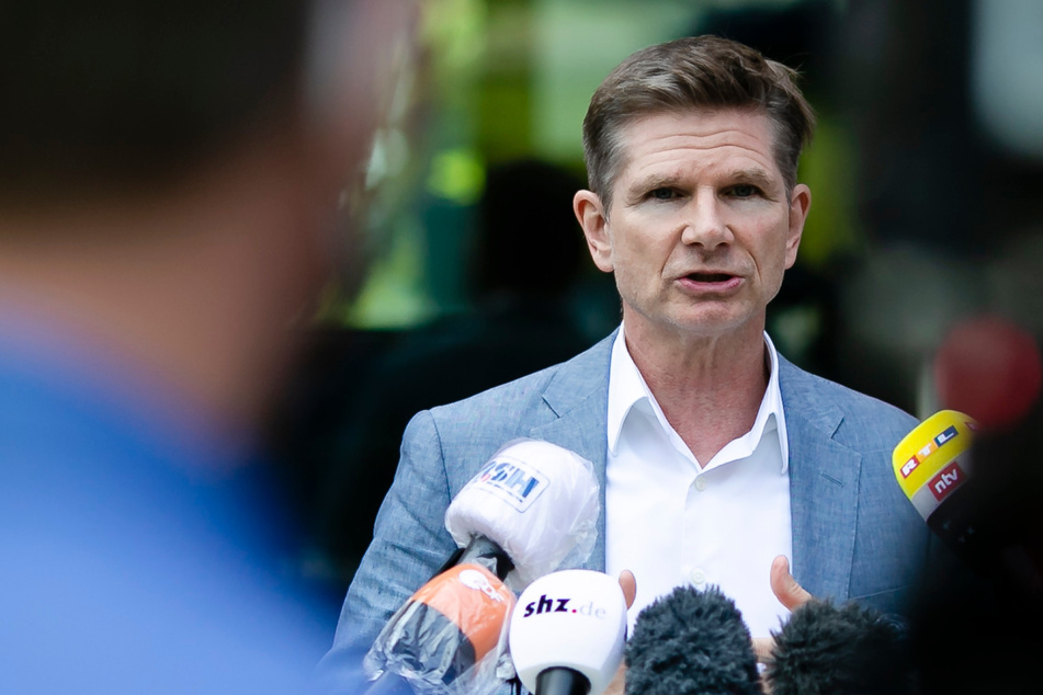 Heiner Garg (54, FDP), Minister für Soziales, Gesundheit, Jugend, Familie und Senioren von Schleswig-Holstein, spricht während eines Presstermins zum Thema Corona-Schutzmaßnahmen.