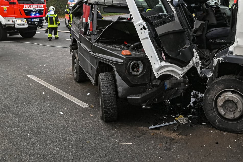 Frontalcrash zwischen Lkw und Geländewagen: Drei Menschen schwer verletzt