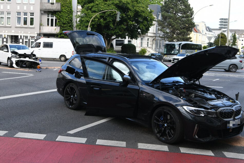 In Hamburg sind am Samstag ein VW und ein BMW zusammengestoßen. Dabei wurden sechs Personen verletzt, darunter zwei Kinder.