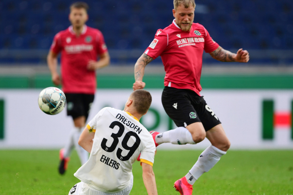 So robust wie hier Kevin Ehlers (l.) gegen Hannovers John Guidetti zu Werke geht, müssen heute alle Dresdner agieren.