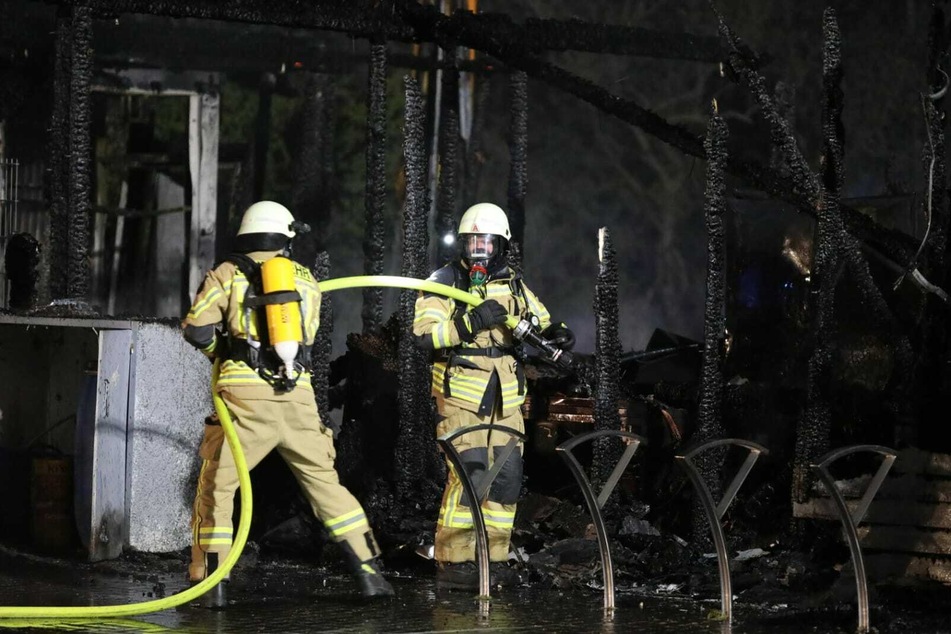 Die Feuerwehr konnte den Brand zwar unter Kontrolle bringen. Für das betroffene Verkaufsgebäude kam jedoch jede Hilfe zu spät.