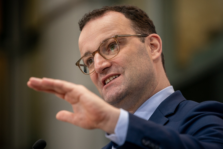 Bundesgesundheitsminister Jens Spahn freut sich über die Neuigkeiten zum Corona-Impfstoff des Pharmaunternehmens Biontech.