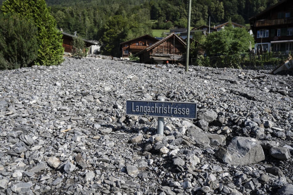 Eine Gerölllawine überdeckt nahezu komplett das Straßenschild "Langachristrasse".