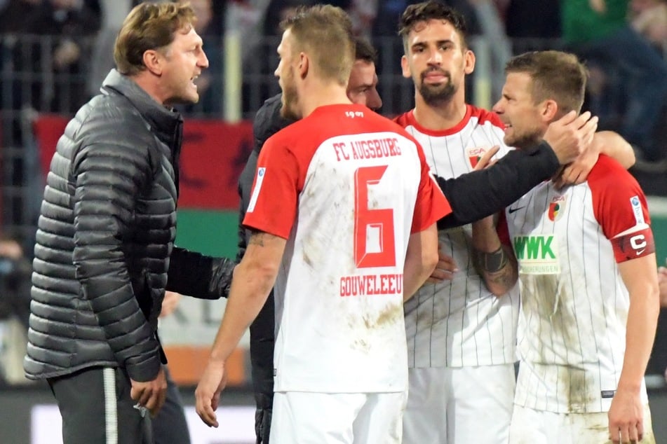 Der damalige RB-Coach Ralph Hasenhüttl (57) und der ehemalige Spieler des FC Augsburg, Daniel Baier (40), 2017 im Streit.