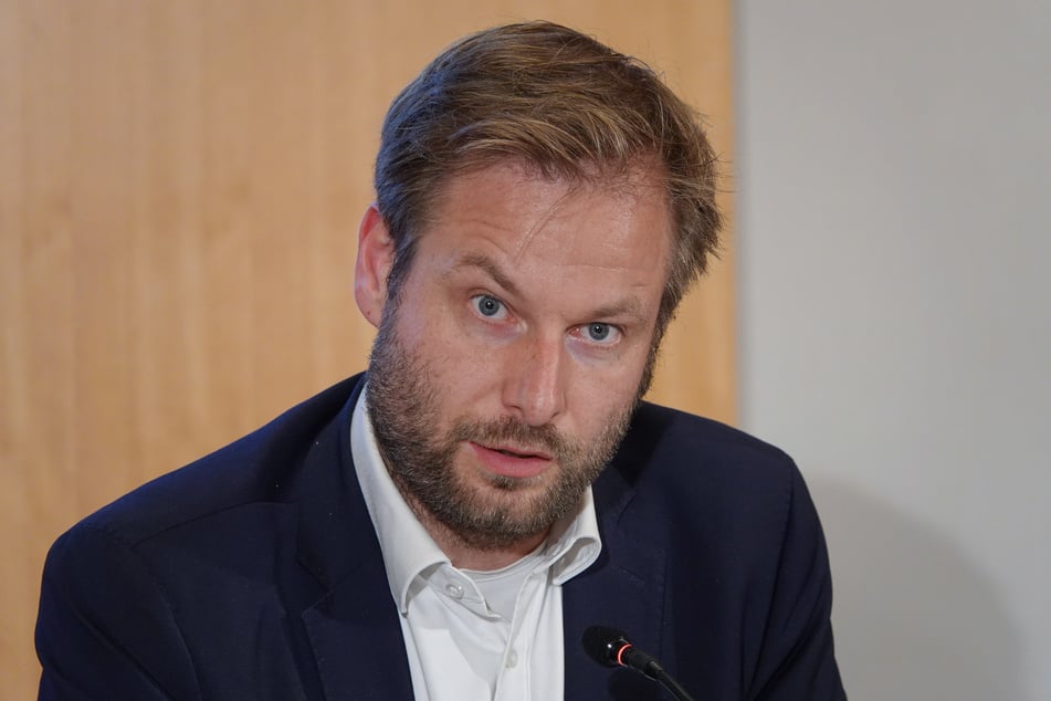Verkehrssenator Dr. Anjes Tjarks (Grüne) betonte bei der Pressekonferenz: "Wenn man eine Bahn will, die besser wird, dann muss man Geld investieren".