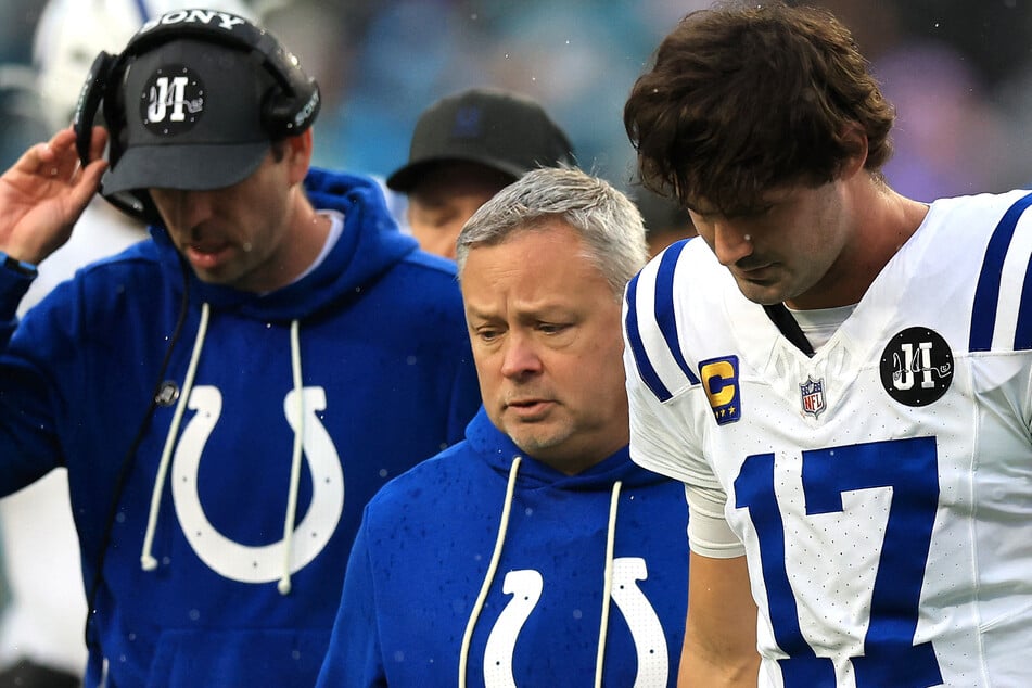 Indianapolis Colts quarterback Daniel Jones (r.) exited Sunday's game with an Achilles injury.
