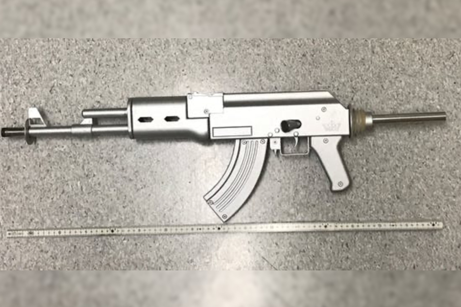 Mit dieser "Maschinenpistole" zielte der 21-Jährige auf Autofahrer.