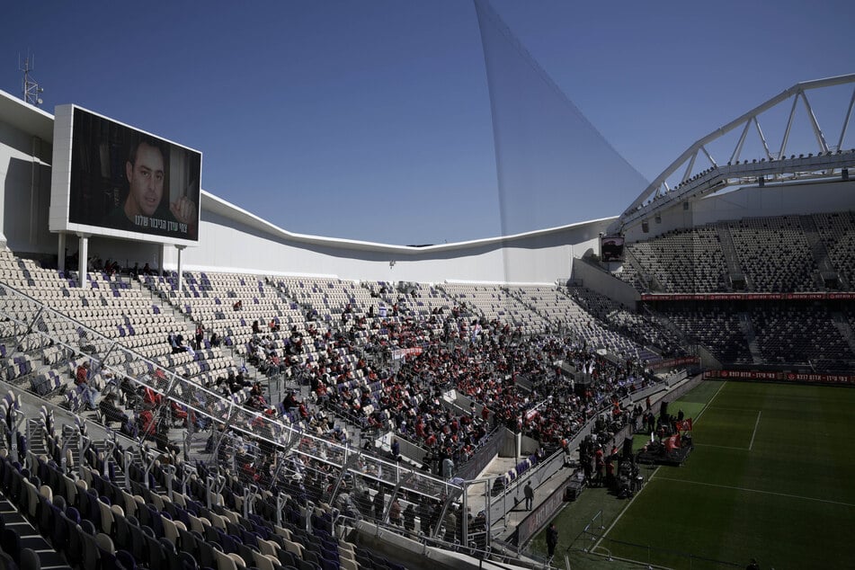 Freunde, Familienangehörige und Fußballfans nehmen an einer öffentlichen Gedenkfeier für die getötete Geisel Tsachi Idan, einen Fan des Hapoel Tel Aviv F.C., teil.