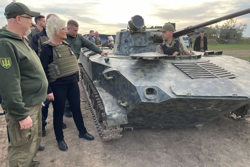 Christine Lambrecht (57, SPD, 2.v.l) besichtigt mit ihrem ukrainischen Amtskollegen Olexij Resnikow (56, l) eine Verteidigungsstellung außerhalb von Odessa und lässt sich einen von den Russen erbeuteten Panzer zeigen.