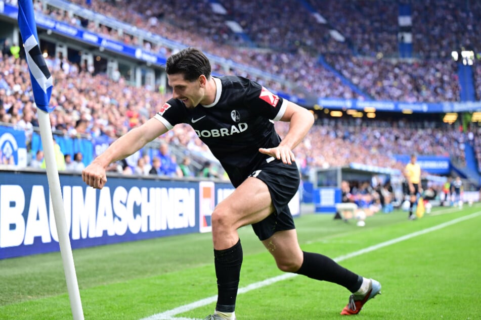 Freiburgs Torschütze Igor Matanovic erntete Pfiffe von den Zuschauern, weil er die Eckfahne samt HSV-Logo als Boxsack benutzte.