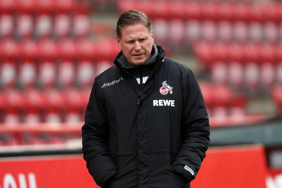 Kölns Trainer Markus Gisdol blickt zu Boden und sieht möglicherweise den Tabellenkeller vor sich.