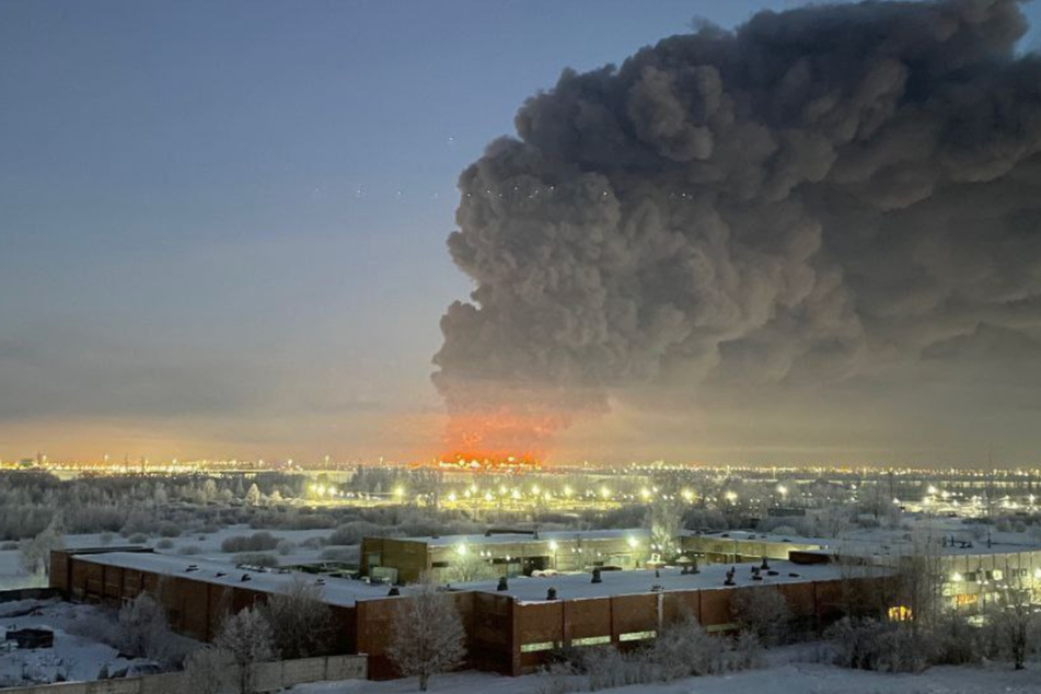 Großbrand bei dem Versandhandel Wildberries. Die gigantische Rauchwolke zieht über St. Petersburg.