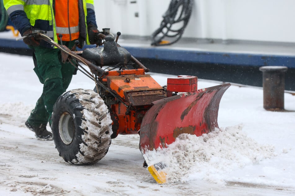Nahe der Elbe soll es am Dienstag wieder kräftige Schneeschauer geben.