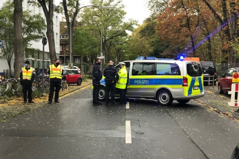 Die Polizei sperrt den Evakuierungsbereich ab.