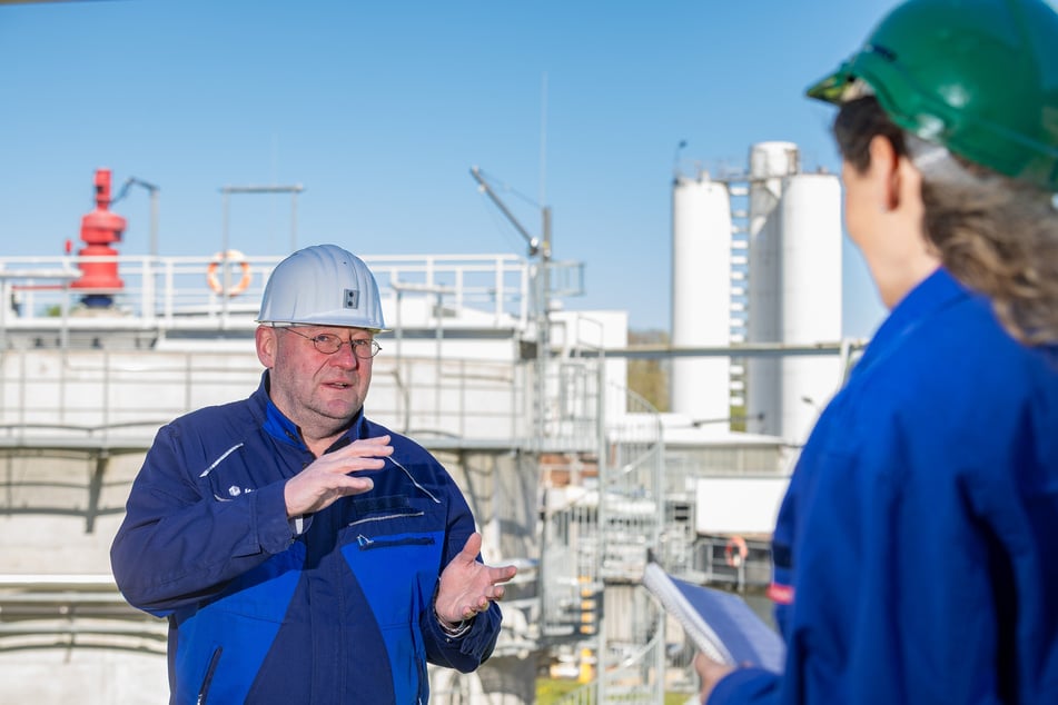 Dr. Ulf Jenk (60), Projektleiter fürs Wassermanagment, erklärt den Ablauf der Wasserreinigung.