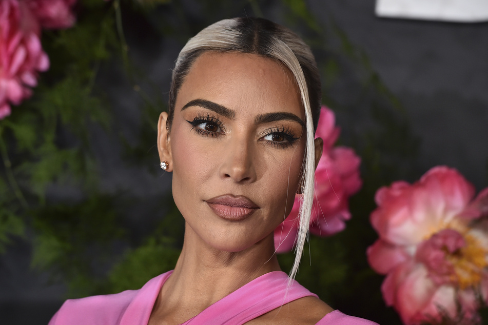 Kim Kardashian (42) gibt sich keine Blöße und scheint den Sturm um die neue Beziehung ihres Ex-Mannes ziehen zu lassen.
