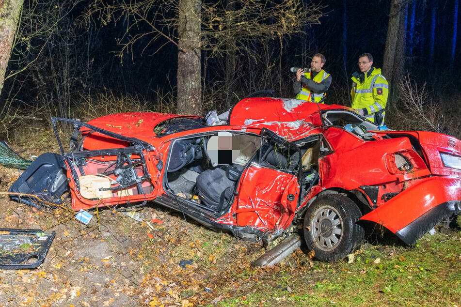 Tragischer Unfall: Fahrer kracht gegen mehrere Bäume und stirbt im Autowrack