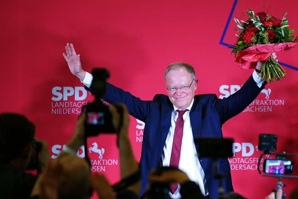 Ministerpräsident Stephan Weil (63, SPD) freute sich am Abend über die ersten Hochrechnungen.