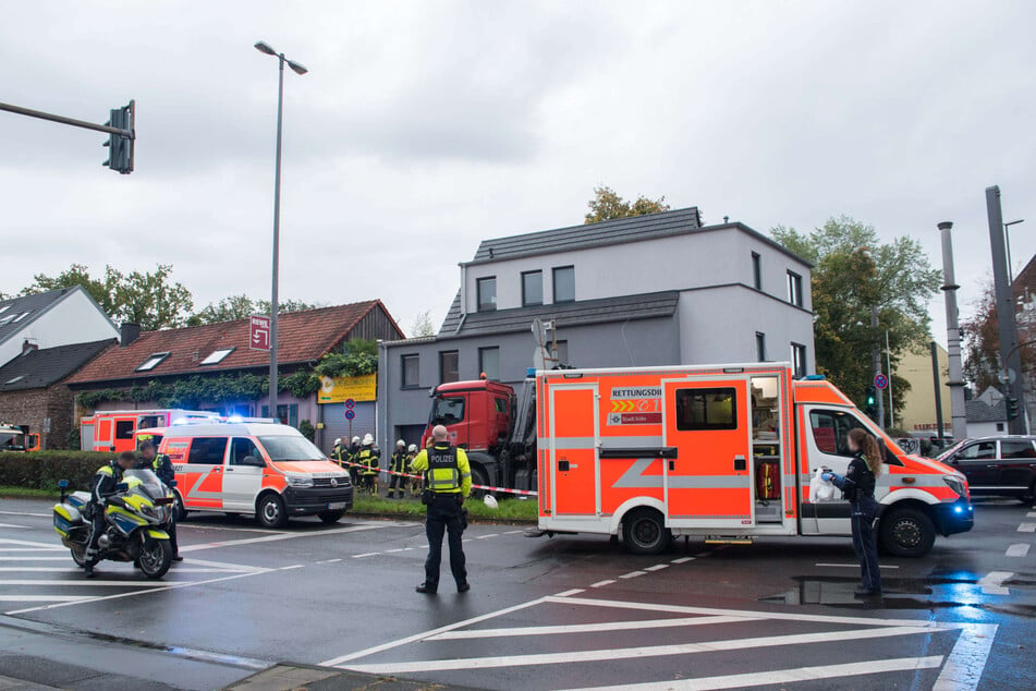 Tödlicher Abbiege-Unfall in Köln: Radfahrer stirbt nach Zusammenstoß mit Lkw