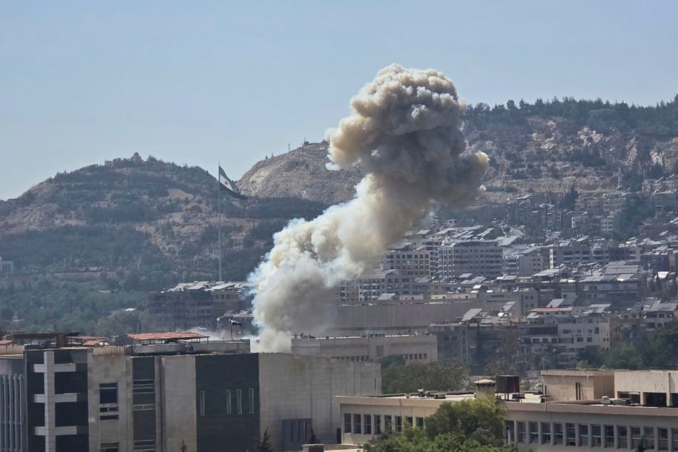 Auf diesem von der offiziellen syrischen Nachrichtenagentur SANA veröffentlichten Foto steigt Rauch nach einem israelischen Luftangriff auf, der das syrische Verteidigungsministerium getroffen hat.