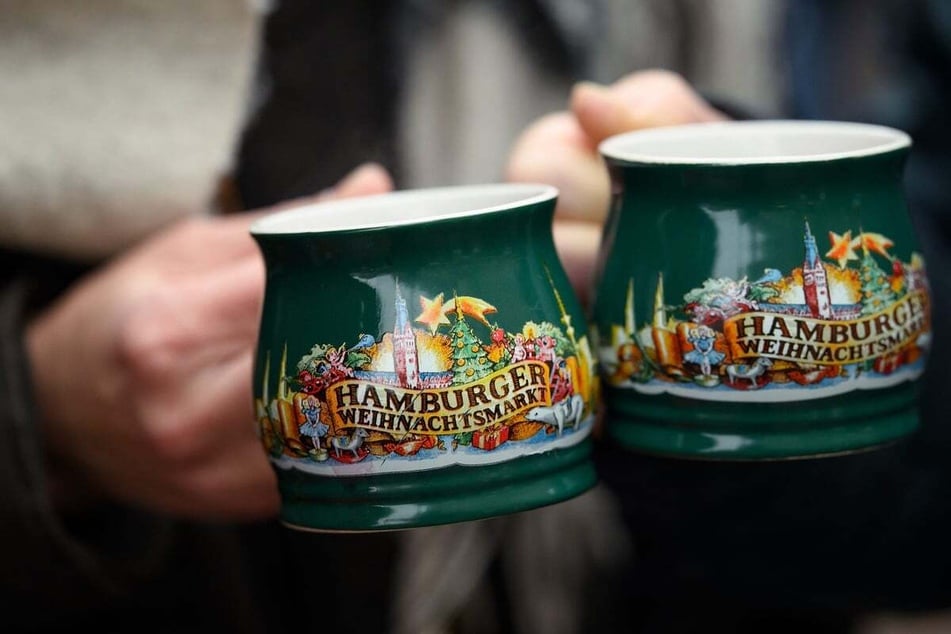 Auf verschiedenen Weihnachtsmärkten in Hamburg kann noch Glühwein getrunken werden. (Symbolfoto)